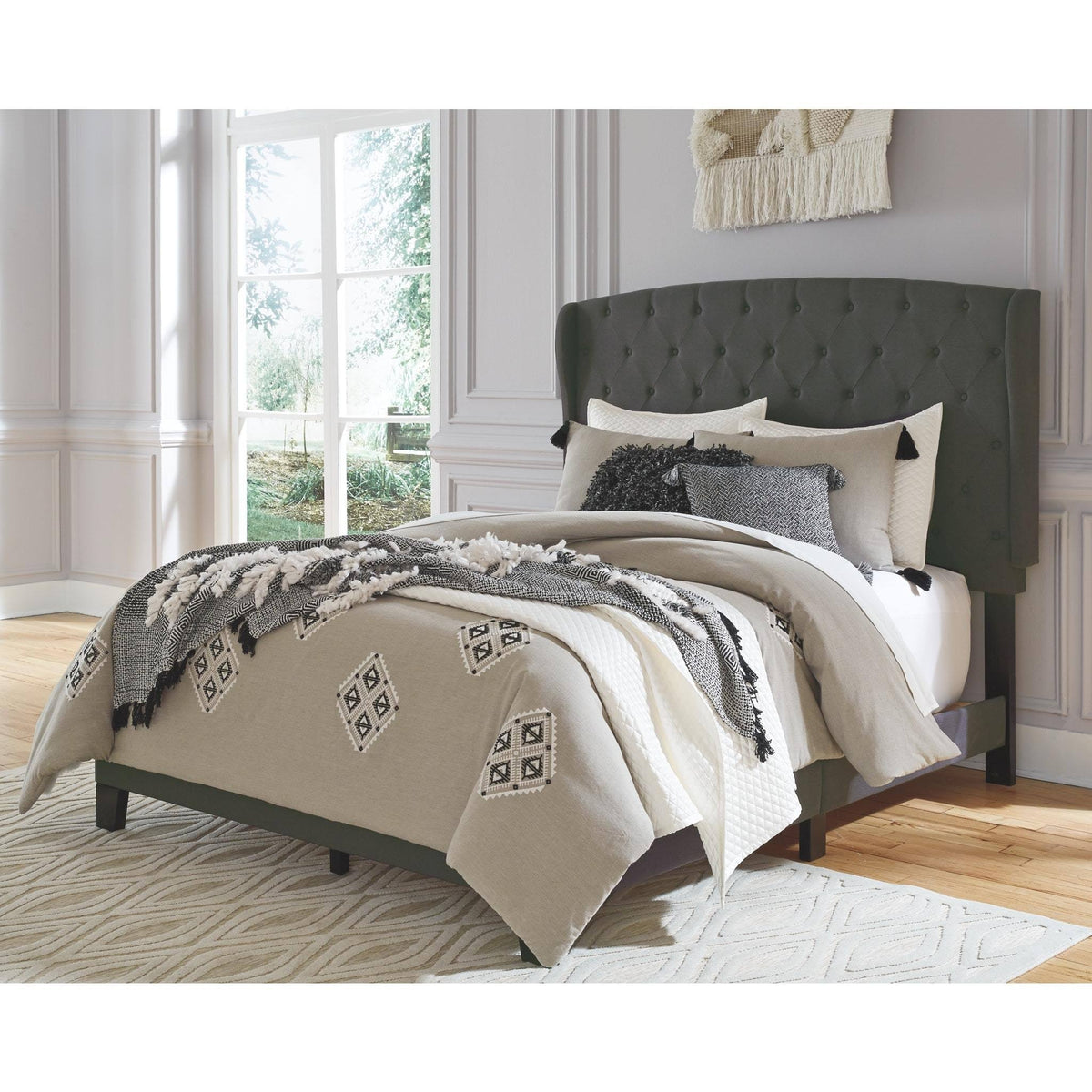Queen Upholstered Bed L47650