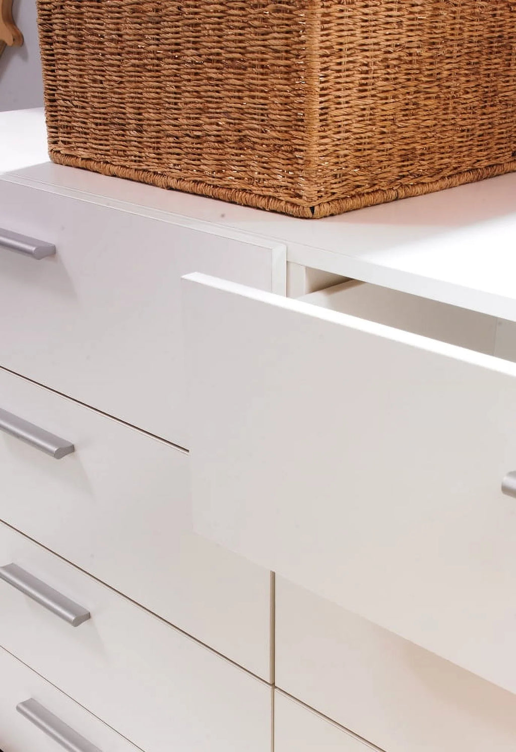 White 8 Drawer Double Dresser W622